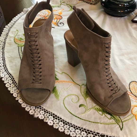 Gap Peep-Toe Braided Stacked Heel Sandal. Taupe Suede Snap-back Closure. Size 8 - Picture 9 of 10